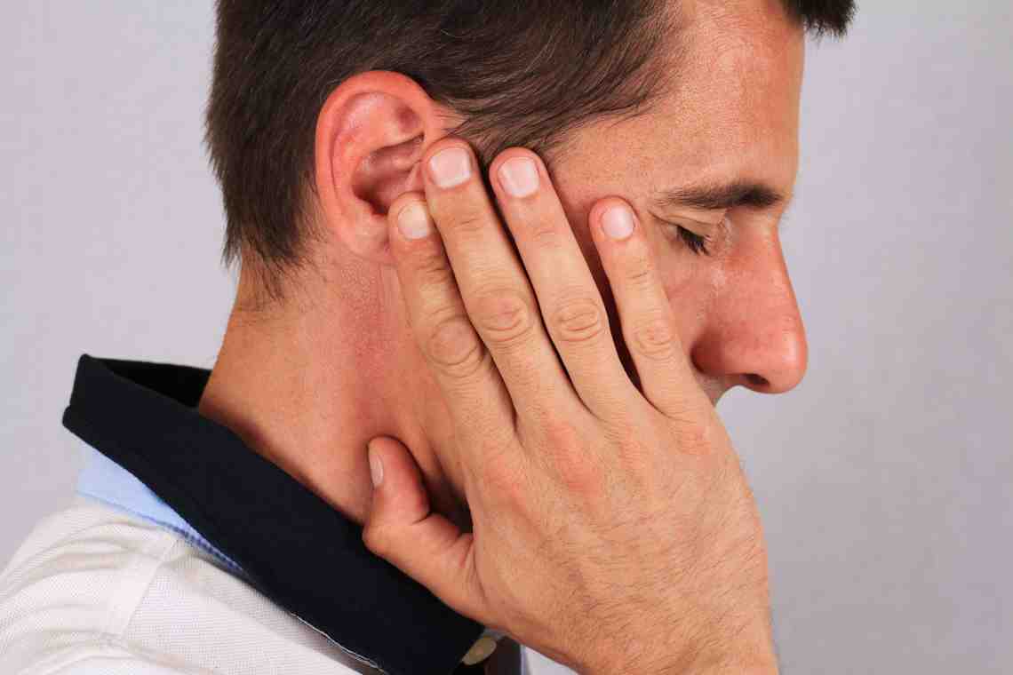 Почему болит челюсть возле уха?