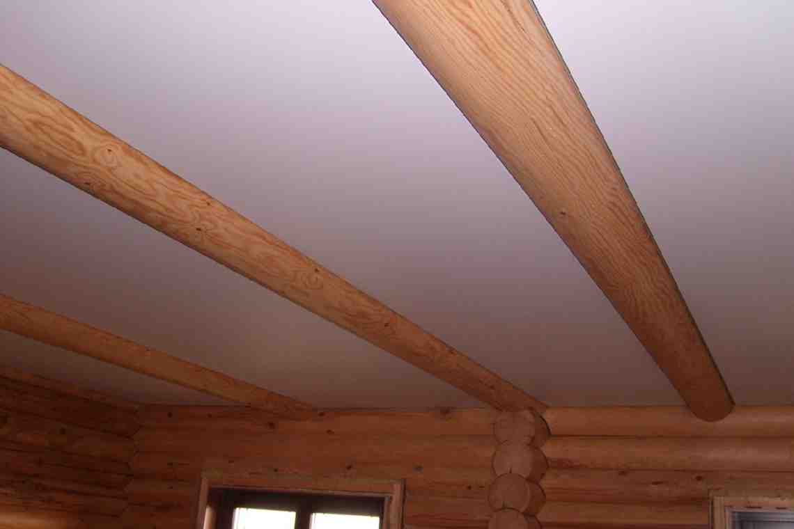 Какой лучше установить натяжной потолок в доме из бруса