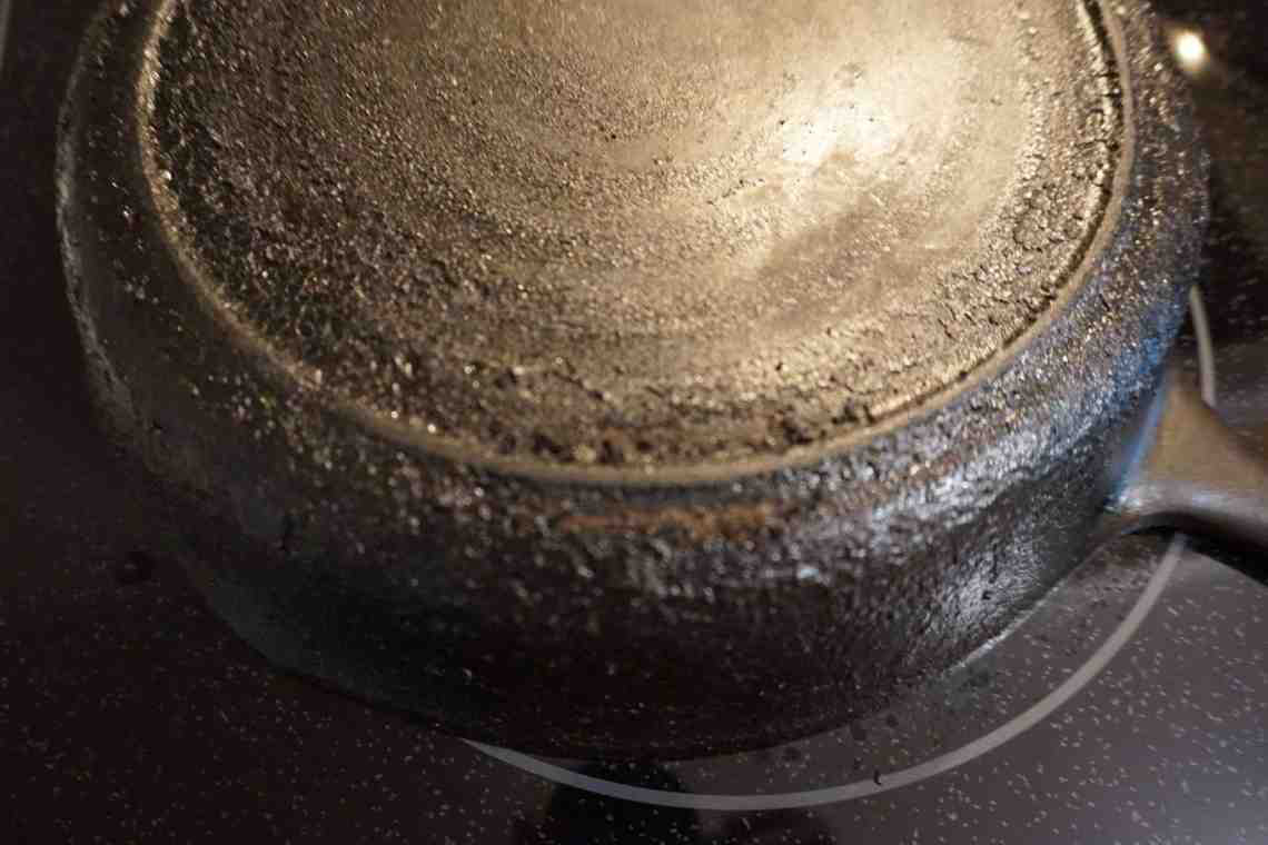 Как очистить чугунную посуду от старого нагара?