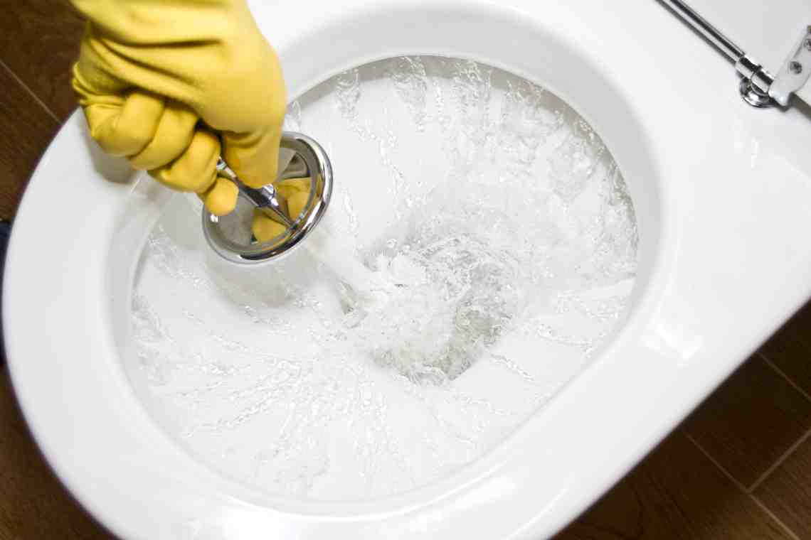 Как почистить забитый унитаз своими руками в домашних условиях