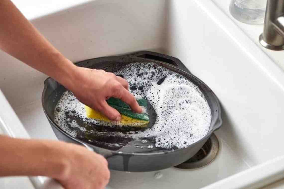 Как отчистить грязную сковороду