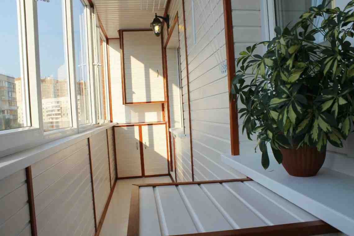 Как и чем обшивают балконы