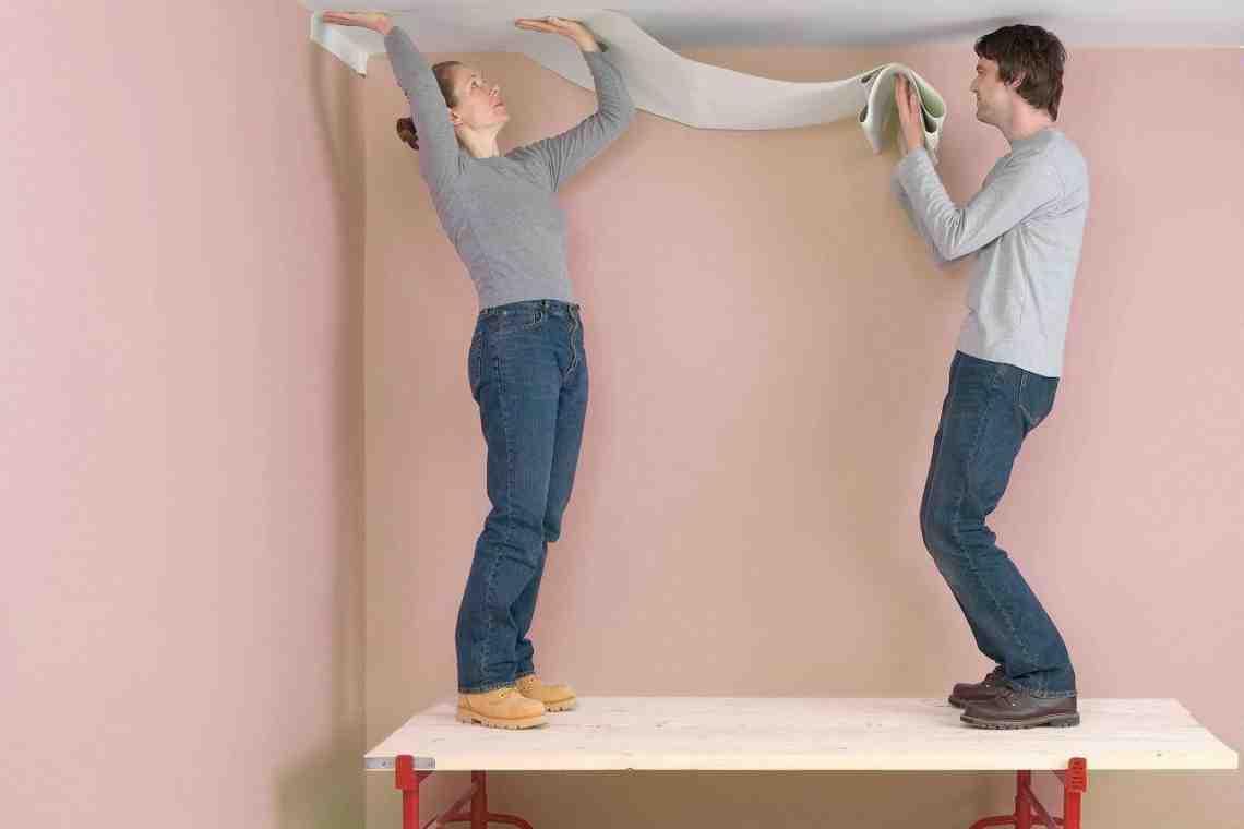 Как правильно клеить обои на потолок