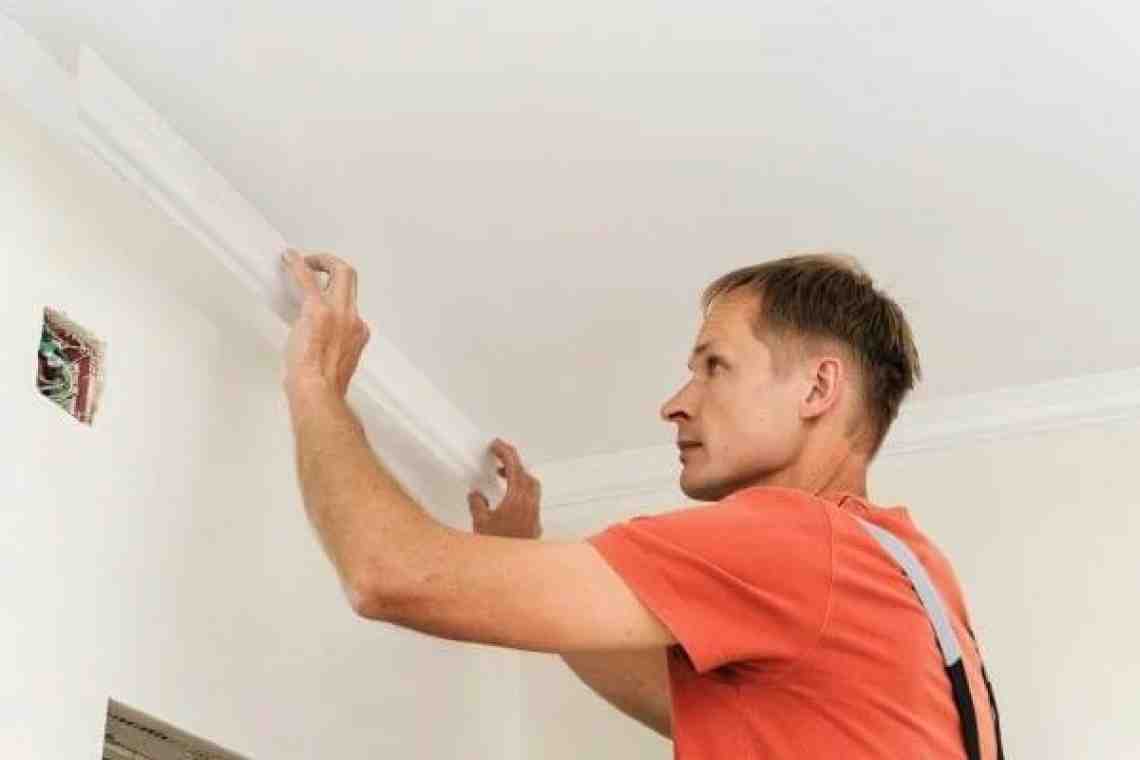 Как клеить потолки