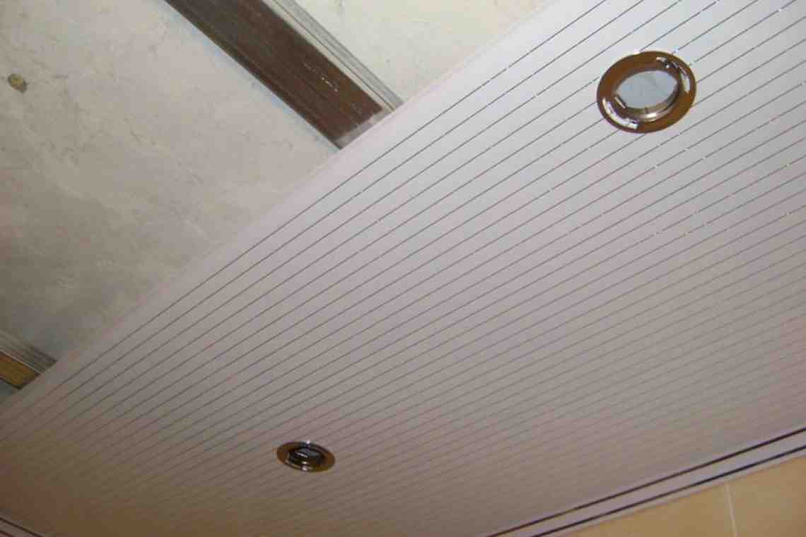 Как обшить потолок панелями