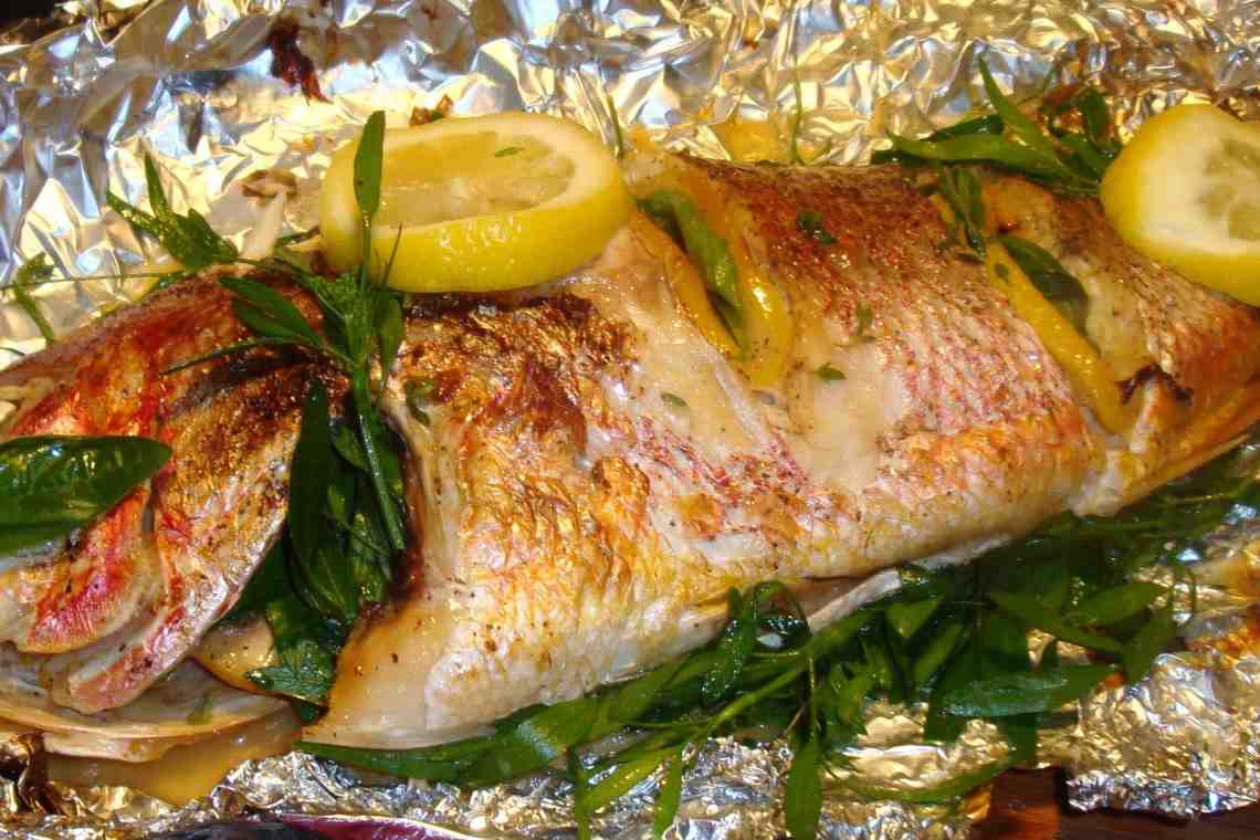 Традиционные рецепты: запекаем рыбу в фольге в духовке