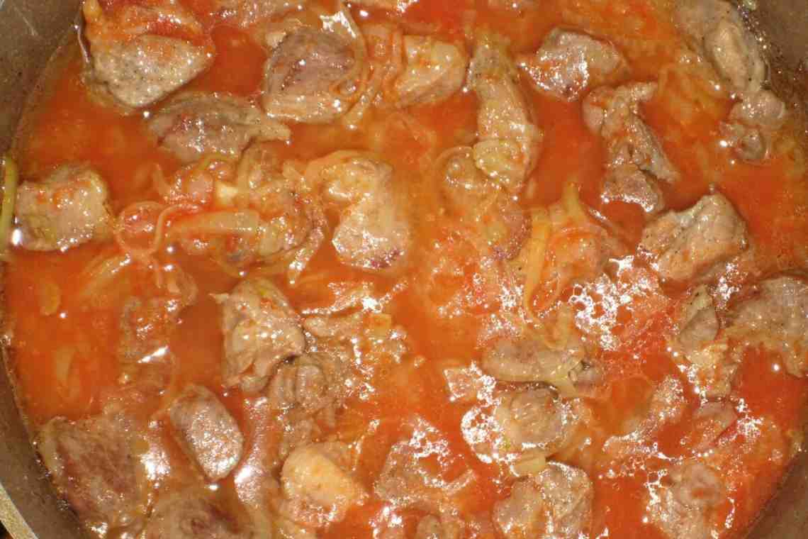 Как приготовить свинину на сковороде в томатном соусе и собственном соку?