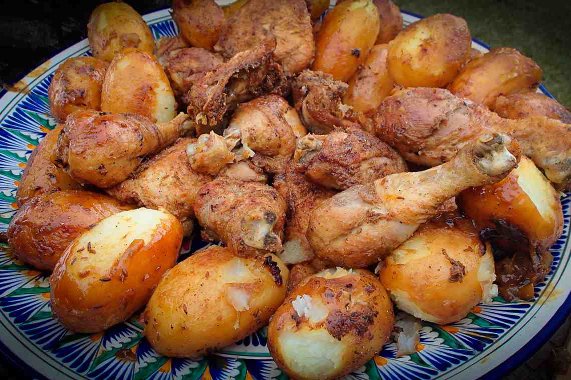 Как готовится курица в казане с картошкой?