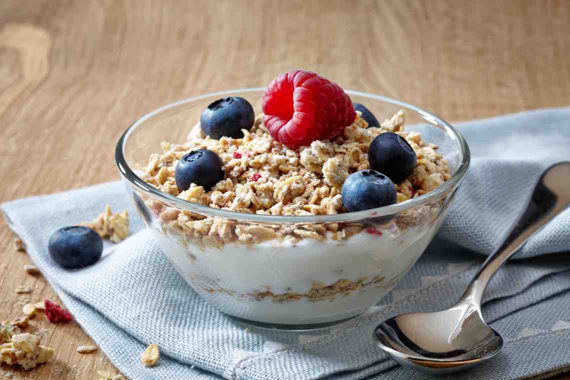 Гранола с йогуртом: приготовление и полезные свойства
