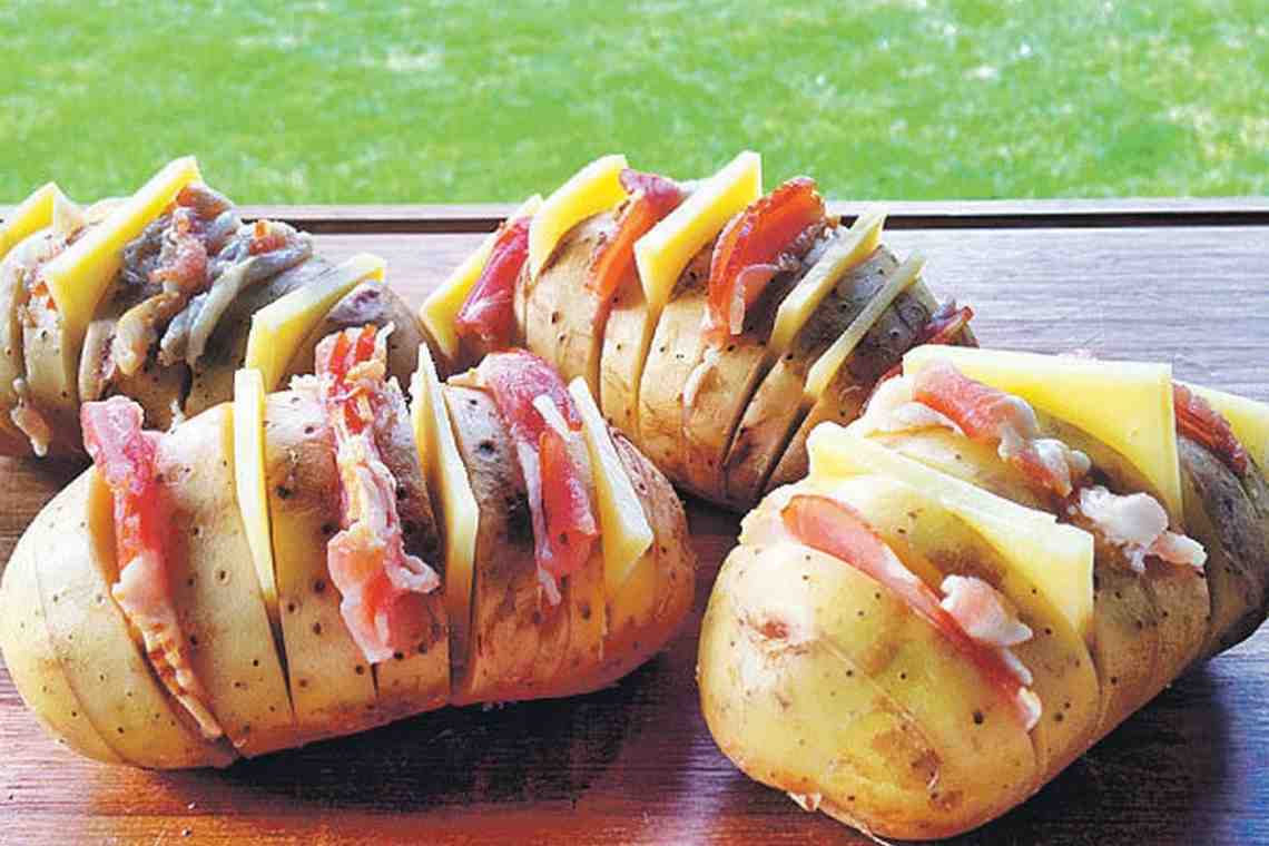Картошка с беконом на шпажках в духовке