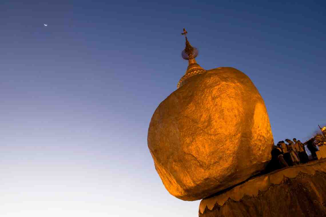 Золотой камень Будды в Мьянме