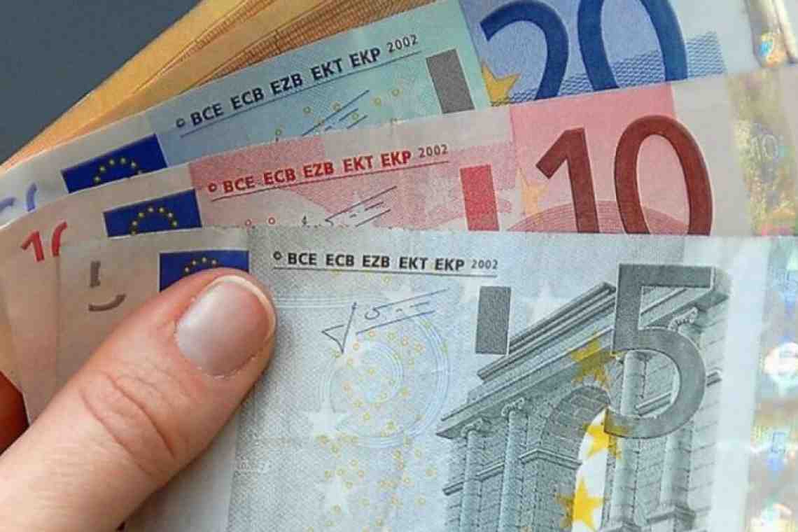 В чем хранить сбережения: в долларах или евро? "