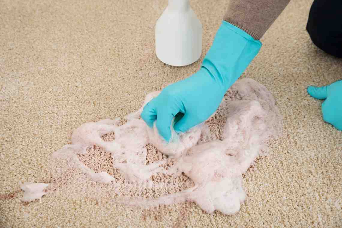 Как убрать неприятные запахи с ковров