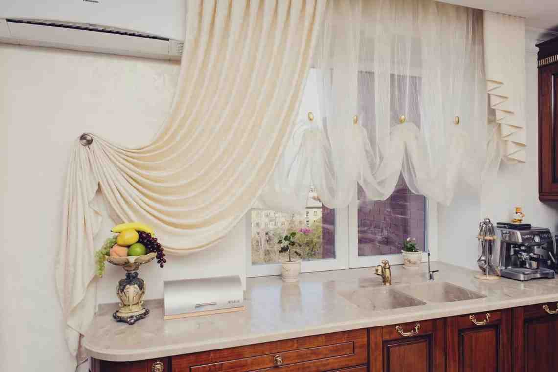 Как выбрать практичные и красивые шторы на кухню