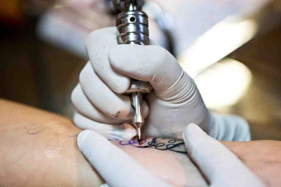 Как влияют на кожу татуировки и пирсинг?