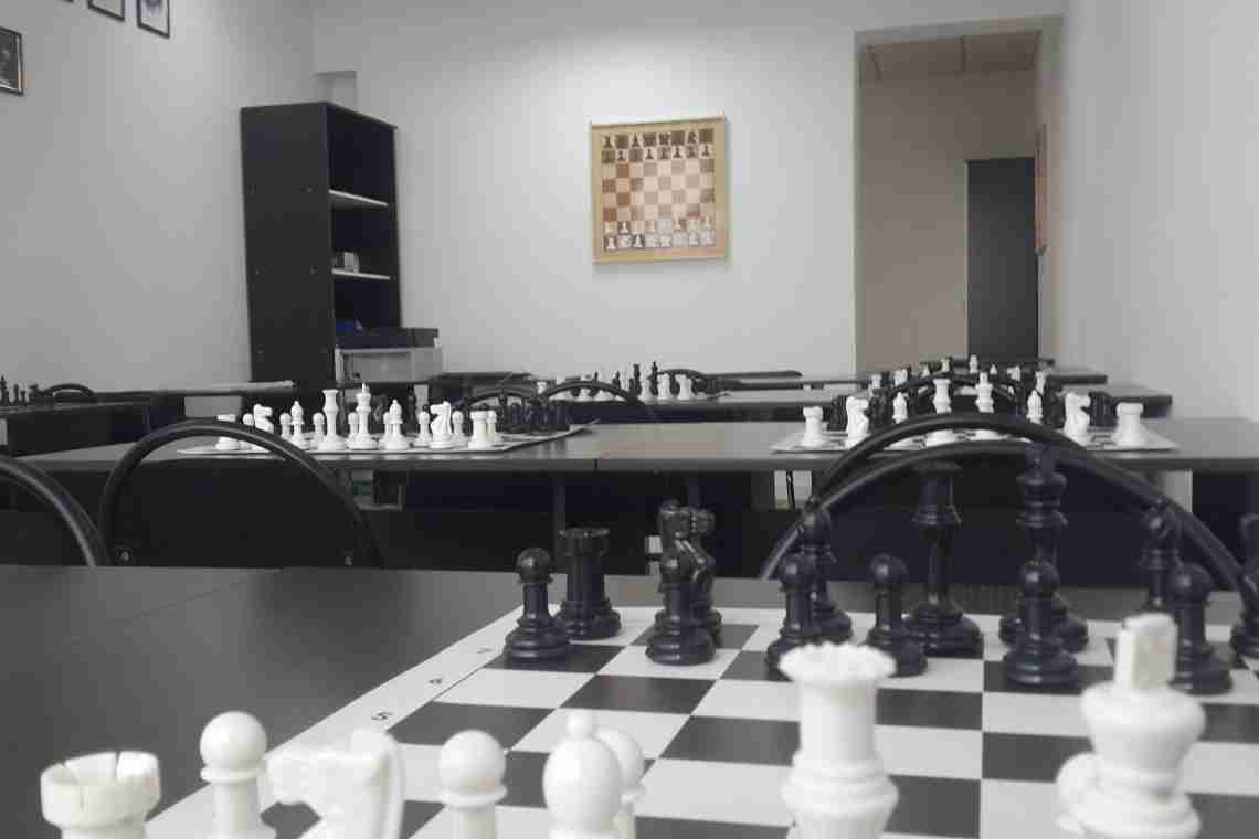 Бисер, шахматы и монохром: три нейл-тренда января