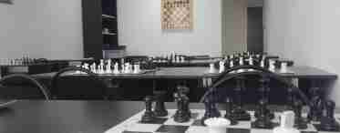 Бисер, шахматы и монохром: три нейл-тренда января