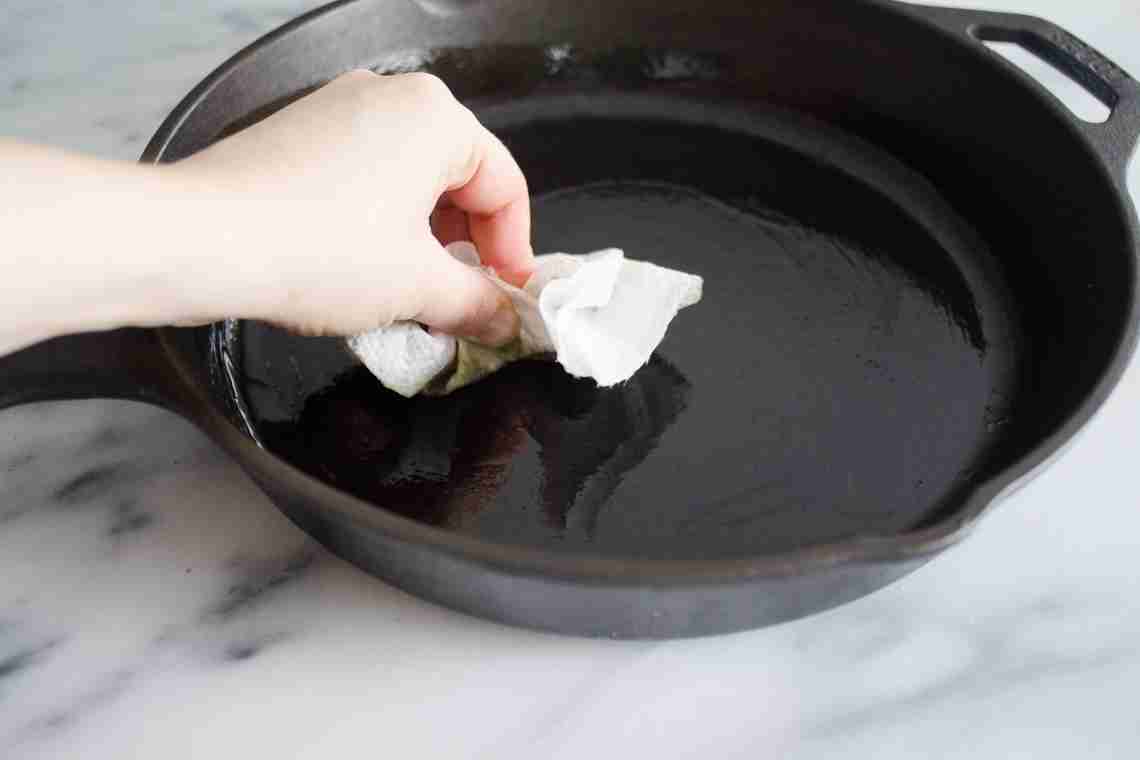 Как очистить чугунную сковороду?