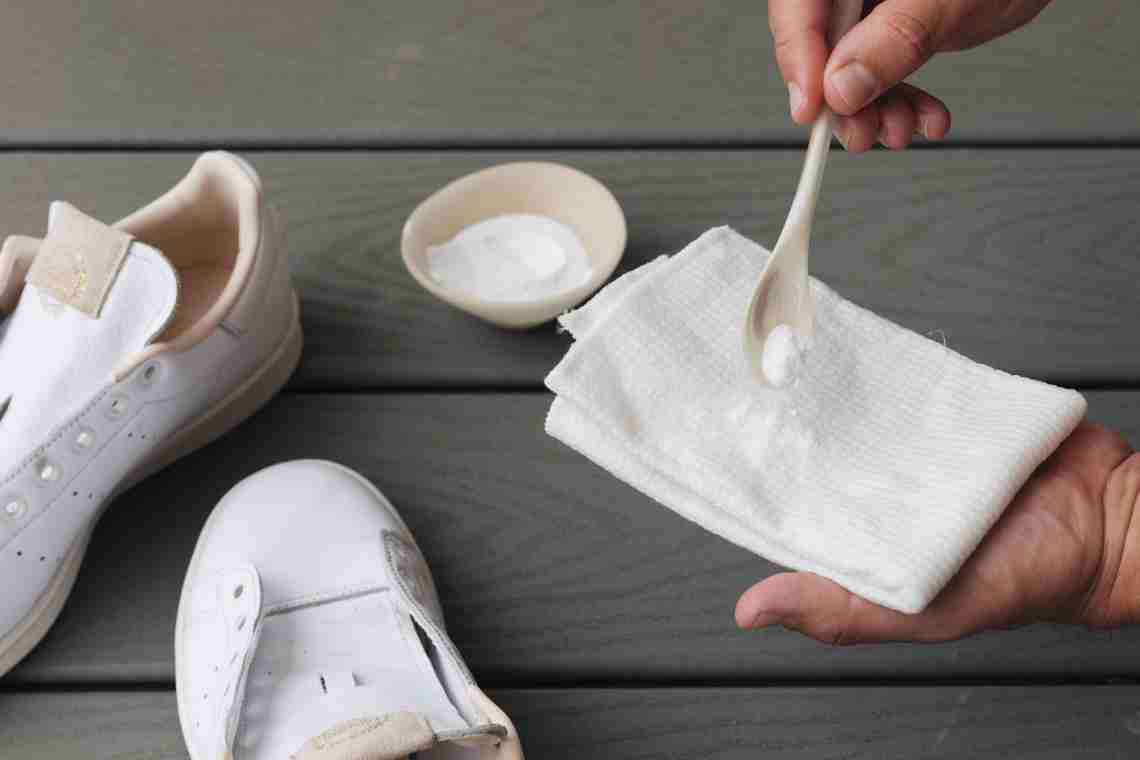 Как отмыть белые кроссовки?