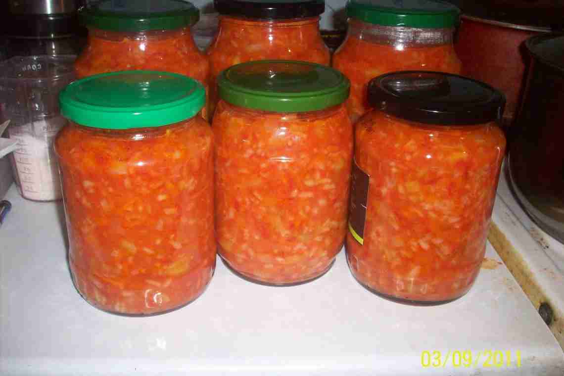 Универсальная заготовка на зиму: салат с рисом и помидорами