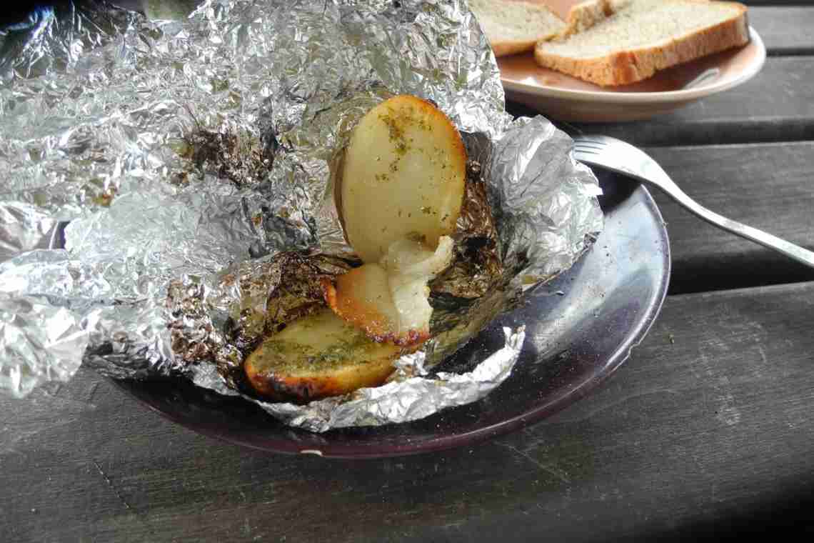 Картошка в фольге в углях: лучшие рецепты. Картошка с салом в фольге на углях