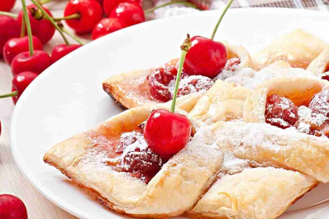 Пирог из слоеного теста с ягодами: рецепт