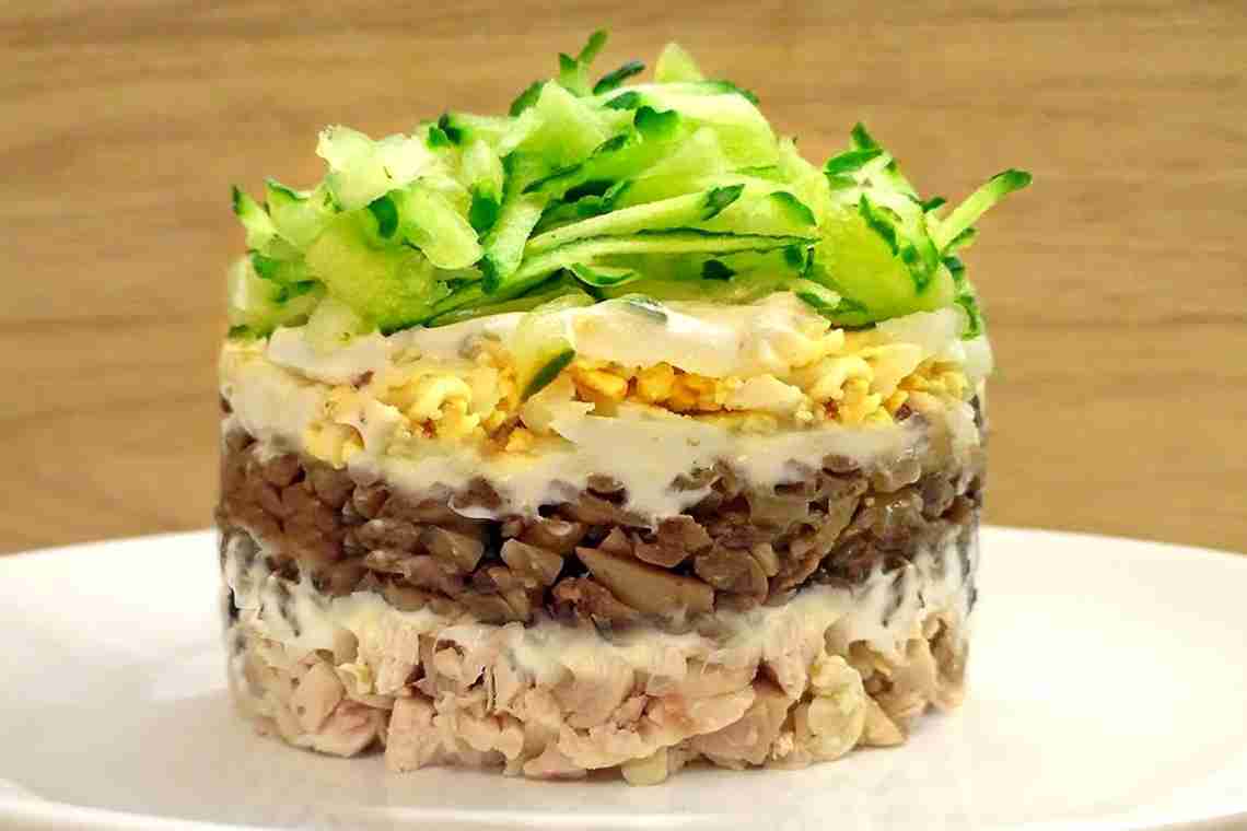 Салат с грибами и копченой курицей: варианты рецептов и рекомендации