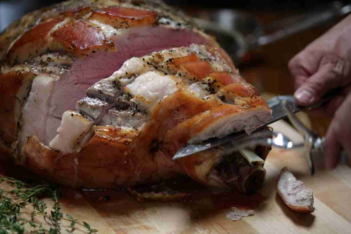 Окорок свиной, запеченный в духовке в фольге
