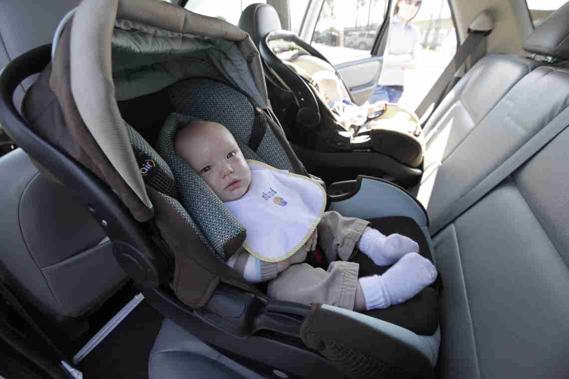 С какого возраста ребенка можно сажать в автолюльку