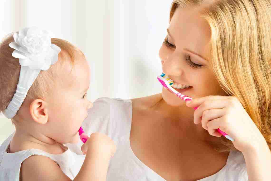 Как научить ребенка чистить зубы с зубной пастой