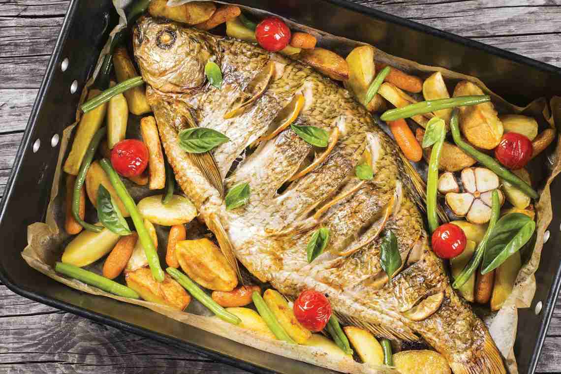 Как приготовить запеченную рыбу. Рыбные блюда. Блюда из рыбы. Запеченный Карп. Рыба запеченная с овощами.