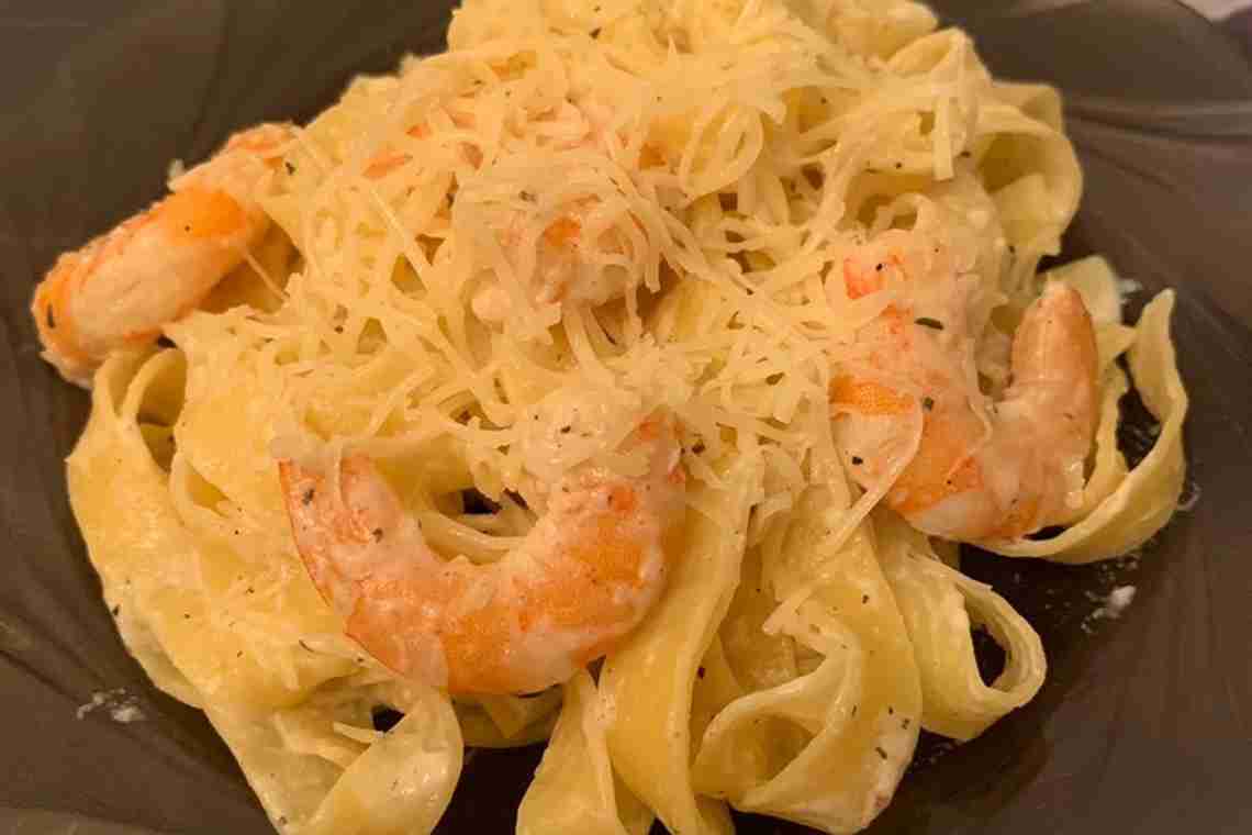 Вкусное блюдо - макароны с креветками в сливочном соусе