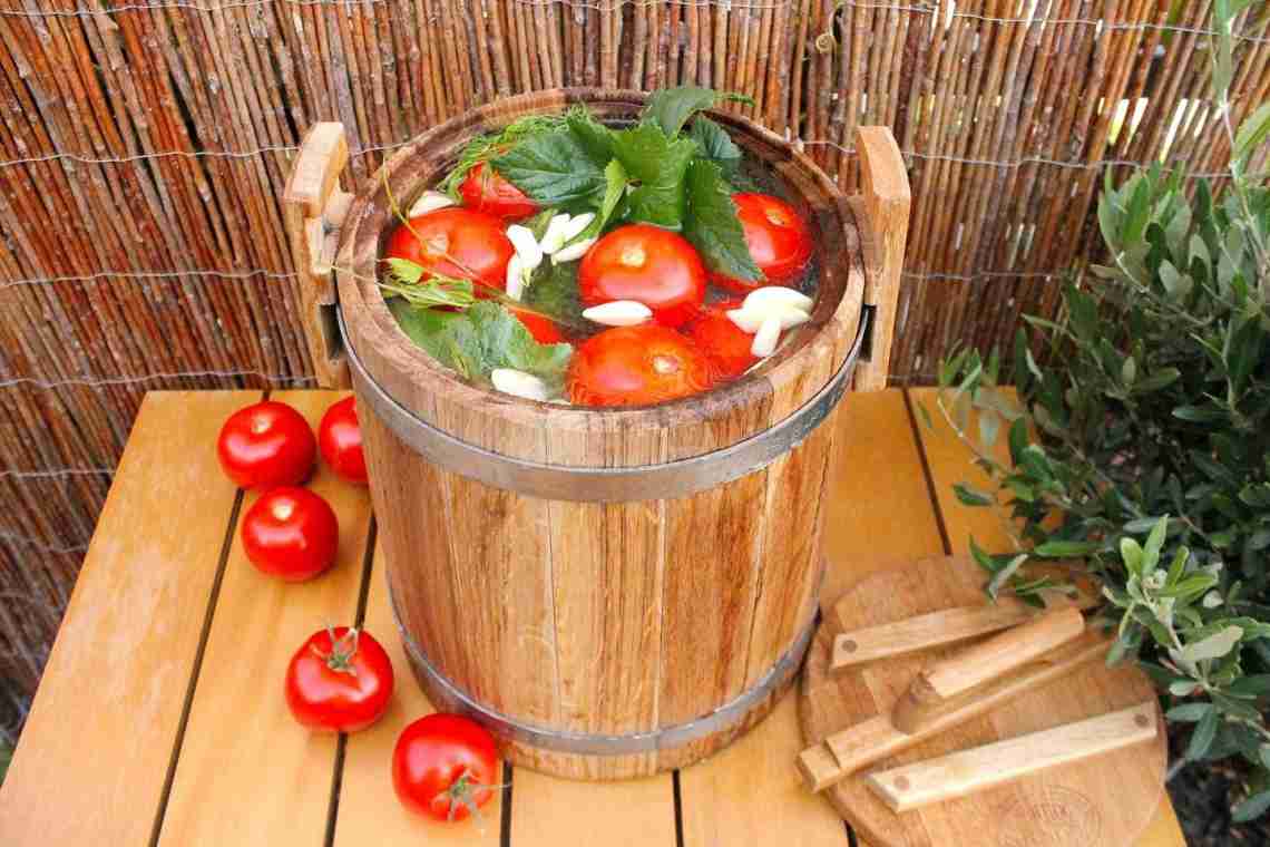 Как засолить помидоры в бочке: вкусные рецепты, полезные рекомендации