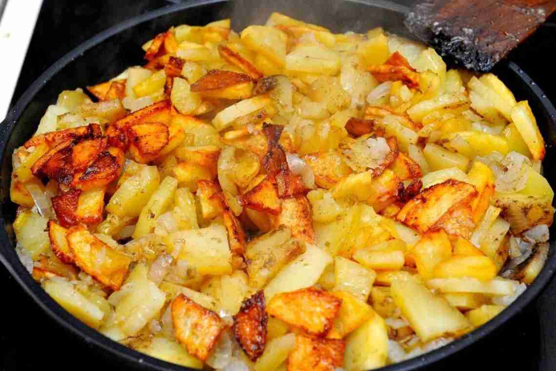 Как пожарить картошку на сковороде: с грибами, с луком, с мясом? Как пожарить картошку с корочкой? Рецепты