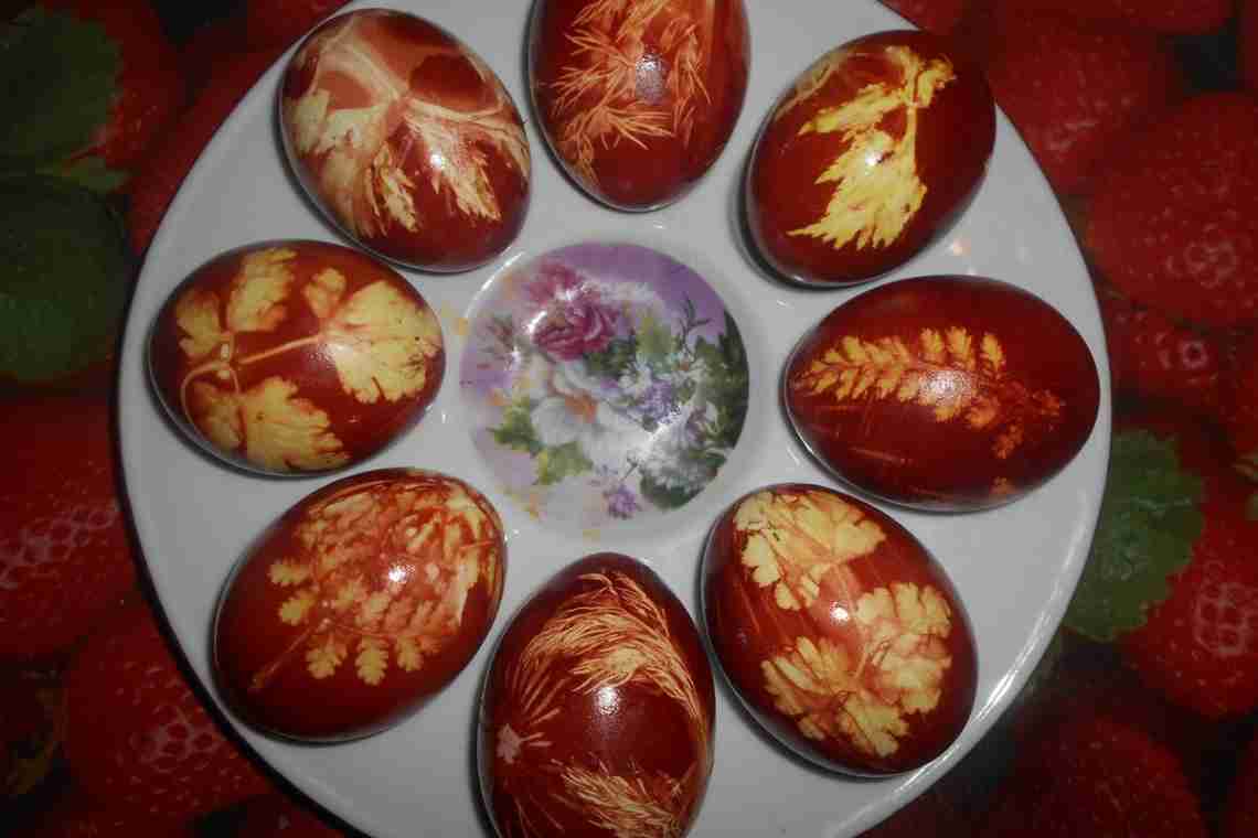Как окрасить яйца луковой шелухой