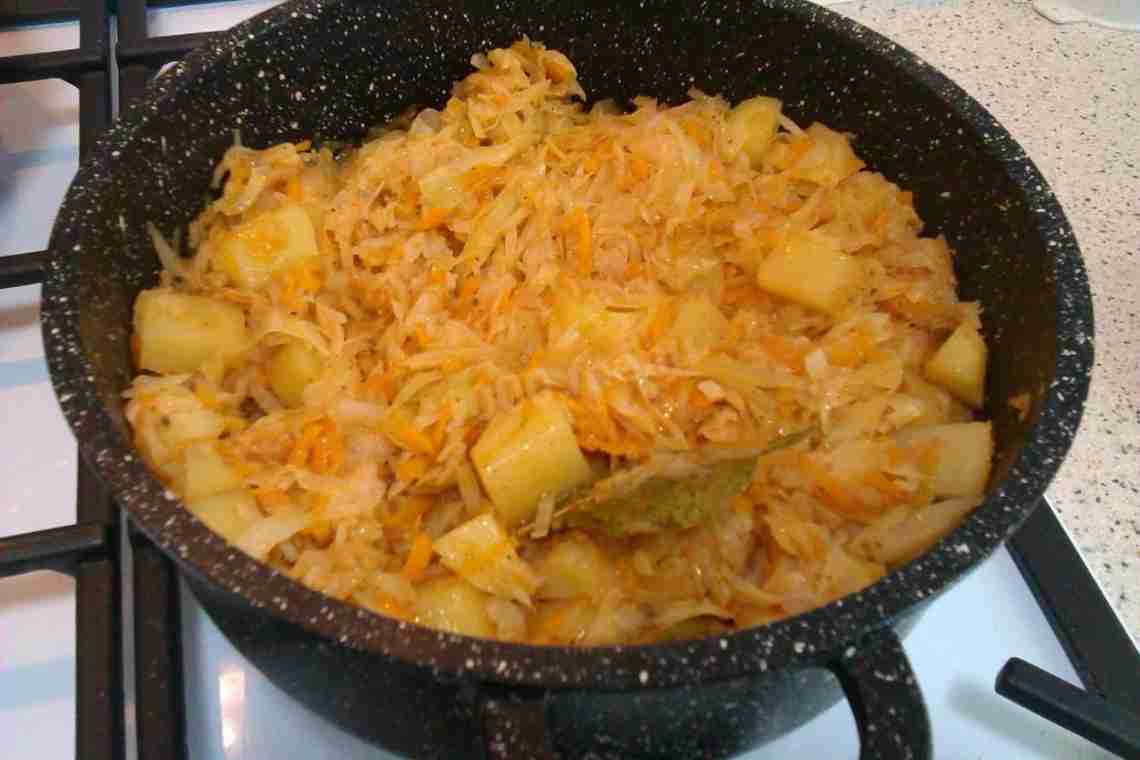 Тушеная картошка на сковороде