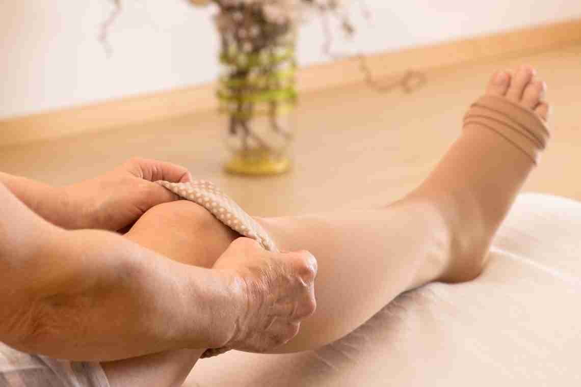 Почему отекают ноги у мужчин? Причины, лечение и профилактика