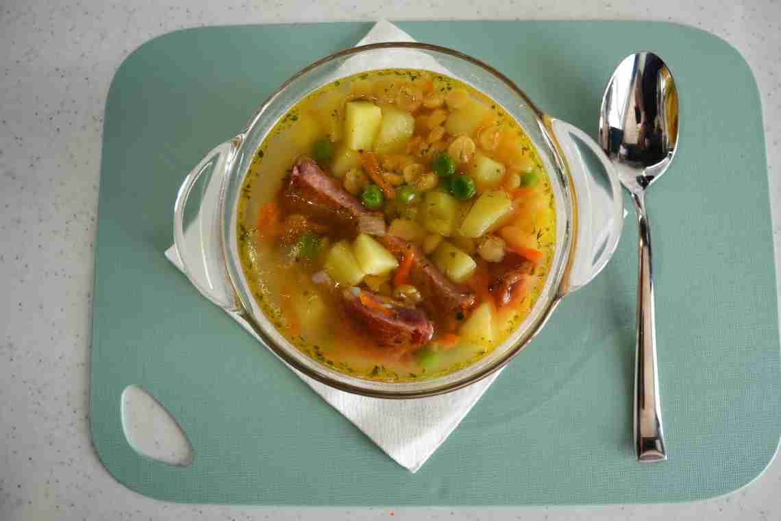 Суп с копчеными ребрышками. Гороховый суп с копчеными ребрышками. Суп из желтого гороха. Гороховый суп с копчеными ребрами.