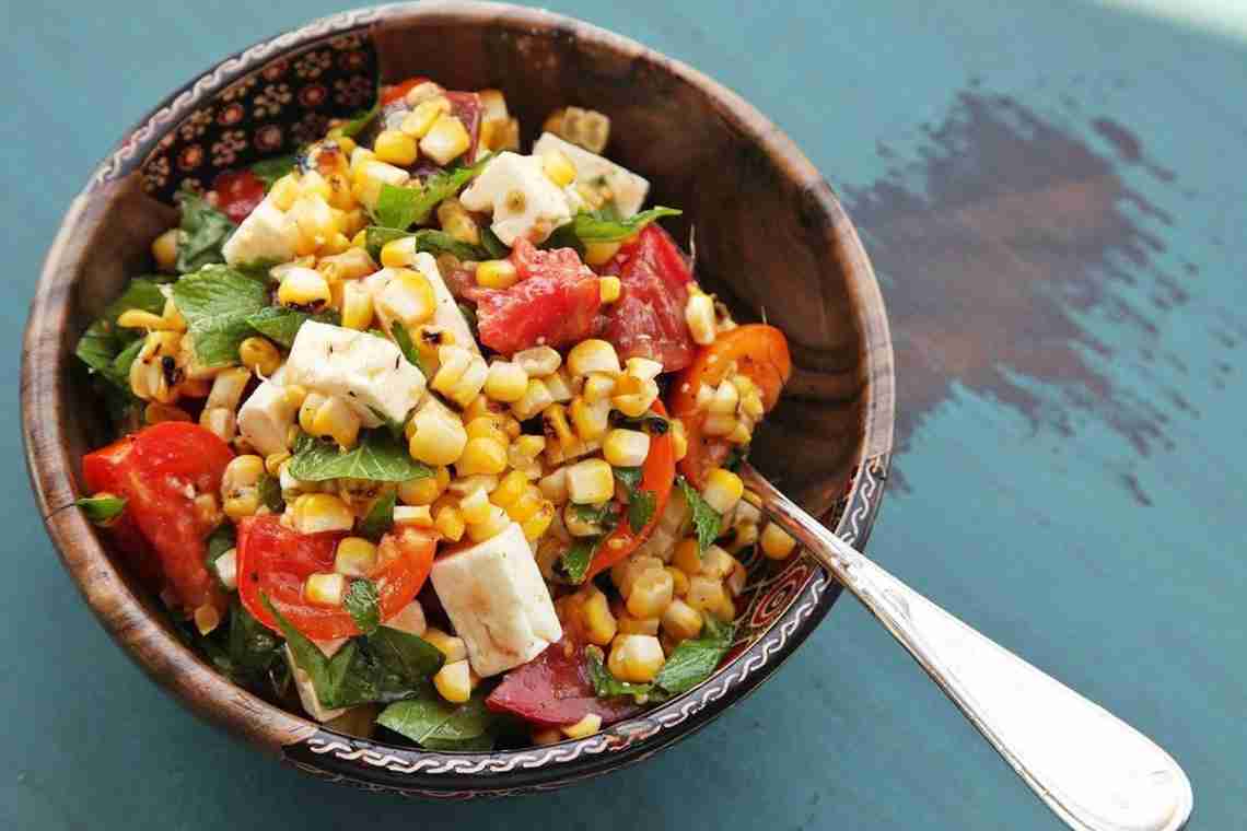 Как приготовить салат с консервированной кукурузой