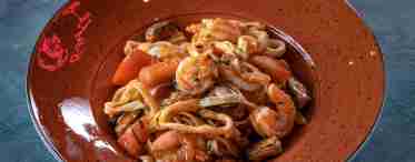 Спагетти с морепродуктами и томатной пастой