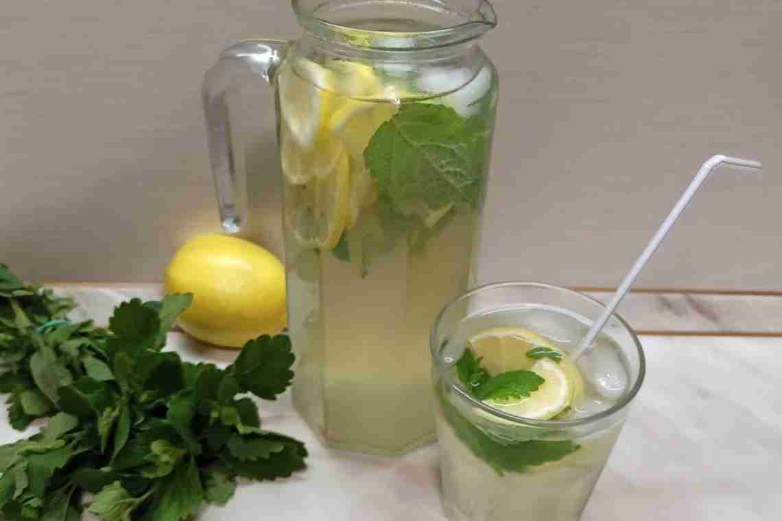 Как приготовить лимонно-мятный напиток