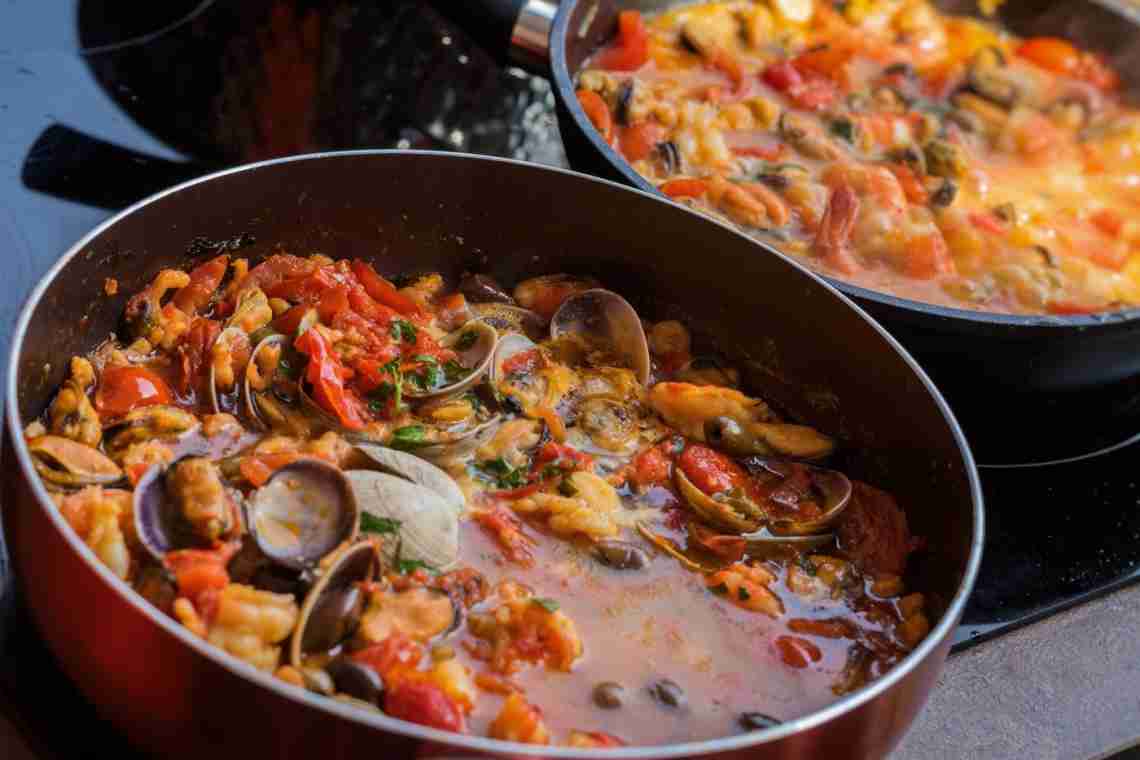 Морепродукты с оливками в томатном соусе