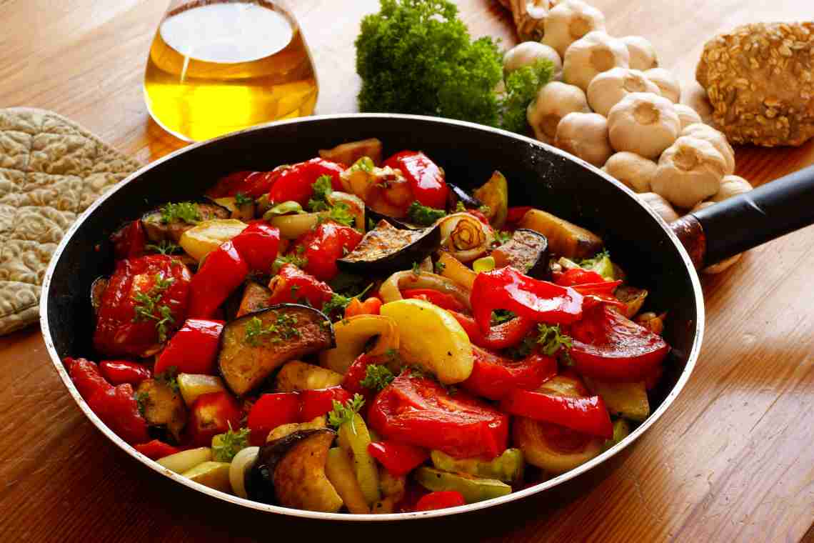Как приготовить овощной рататуй на сковороде