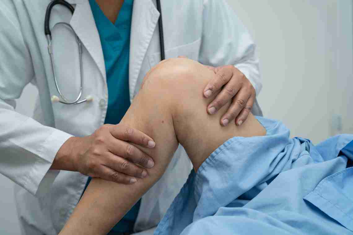 Какой врач лечит суставы в поликлинике?