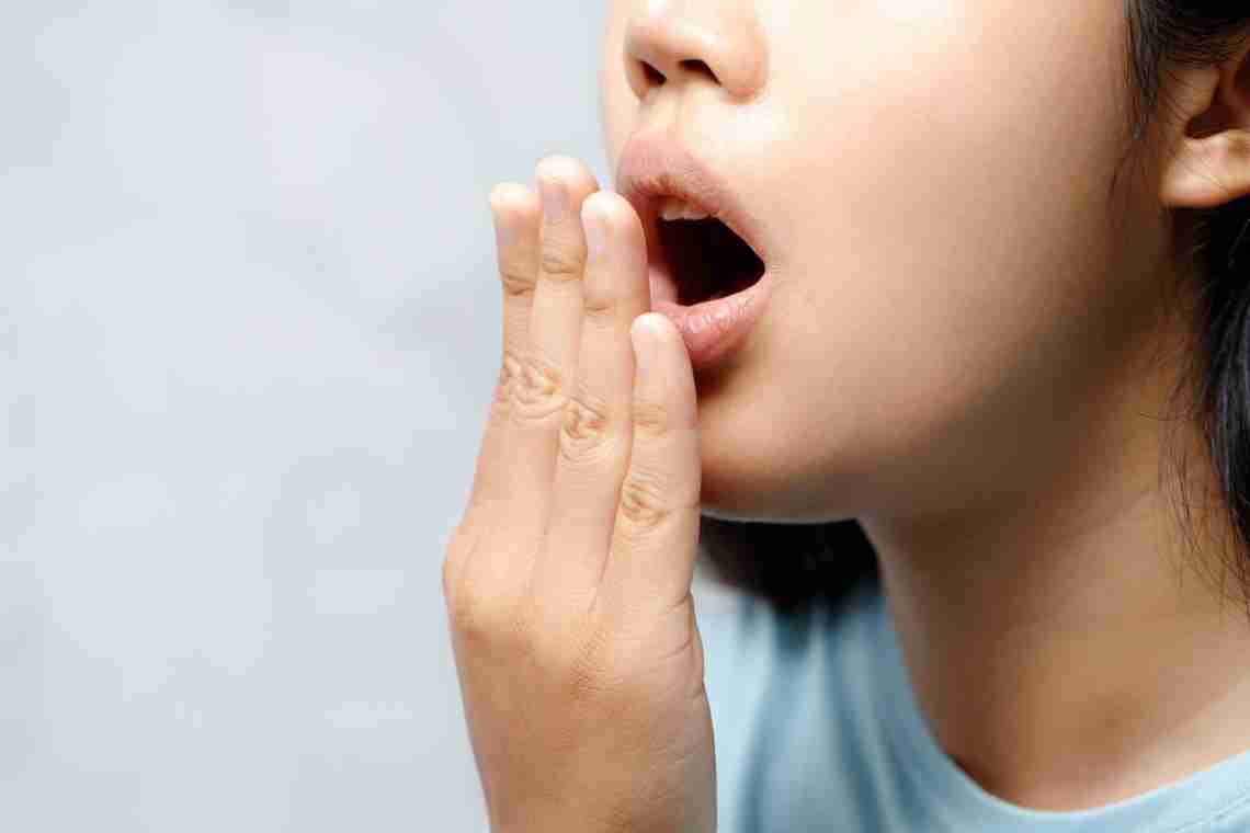 Почему бывает запах изо рта у детей. Причины возникновения