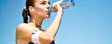 Можно ли пить воду во время тренировок, и как это следует делать?