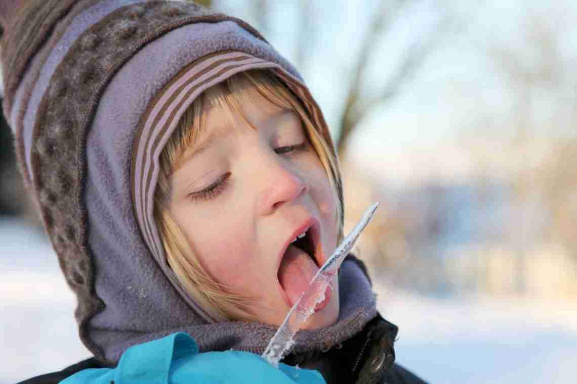 Как отучить ребенка есть снег