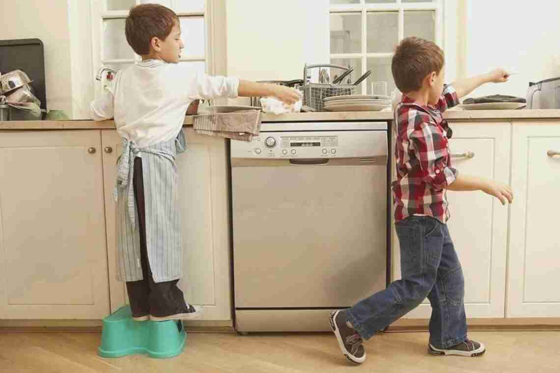 Как приучить ребенка помогать по дому