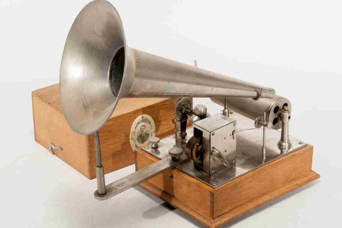 Первый прибор для записи и воспроизведения звука. Изобретение Эдисоном фонографа