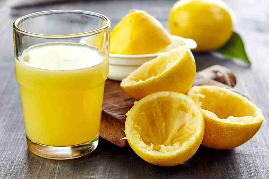 Лимон натощак польза и вред. Лимонный Фреш. Лемон Джус. Сок Lemon Fresh. Свежевыжатый лимонный сок.